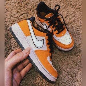 KIDS NIKE FORCE 1 LOW SE SNEAKERS 🐟